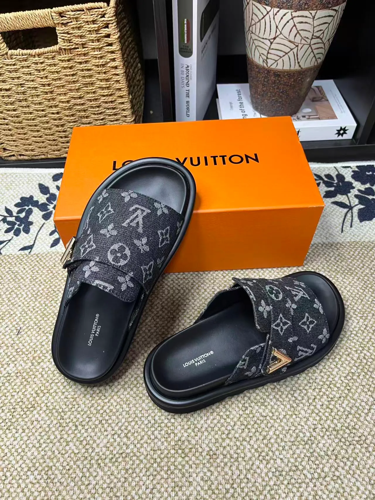 P340 [New Style] [LOUIS VUITTON] Louis Vuitton, LV printing, men's and women's slippers are now on the market, packed in drawer boxes with cloth bags and cards, the upper pattern looks very soft and waxy, and is a super versatile leg slimming tool. Fabric: imported denim/canvas/old fabric, LV hardware LOGO, official website pattern printing, comfortable to wear, feet: high-elastic PU water table. Sole: foam sole, heel height: about 5cm. Code number: 35-46, 35, 45, 46 are custom-made and non-returnable. Color: multiple colors and styles available.